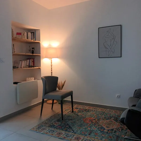 Le cabinet : fauteuil, bibliothèque et lumière douce